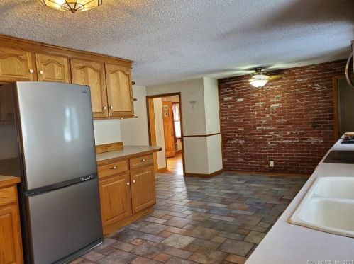 4 Kulas Ter, Seymour CT 06483-2715 exterior