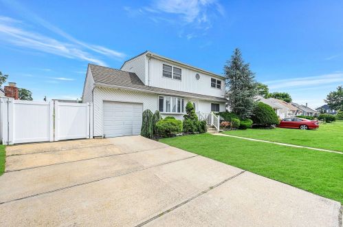 93 Central Ave, Babylon, NY 11703-1703