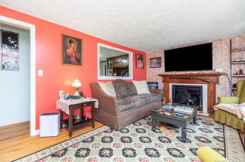 17 Shady Oak Dr, Enfield CT 06082-2311 exterior