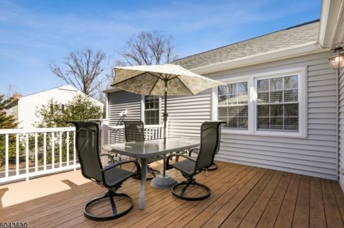 5 Heritage Ln, Morristown NJ 07960-4742 exterior