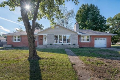 733 Division St, Carterville, IL 62918-1526