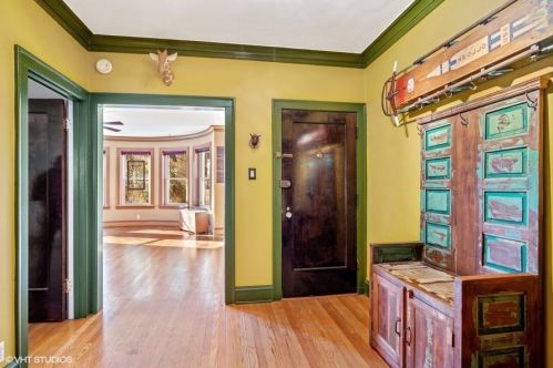 6425 Newgard Ave, Chicago, IL 60626-5071