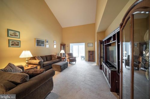 232 Sparrow Dr, Trenton NJ 08690-2461 exterior