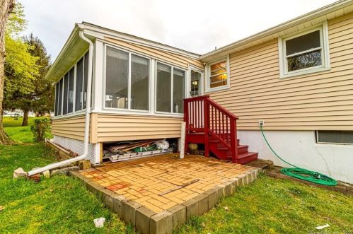 36 Park Avenue Ext, Uncasville CT 06382-1817 exterior