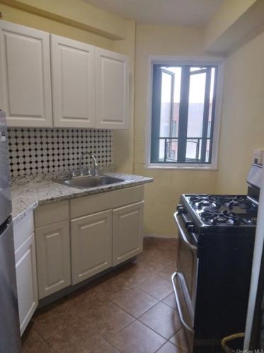 1560 Metropolitan Ave, Bronx NY 10462-6851 exterior