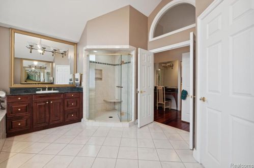 2511 Golf Crst Dr, Rochester MI 48309-4063 exterior