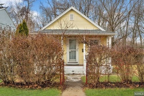 28 Hines Ave, Mahwah NJ  07430-1137 exterior