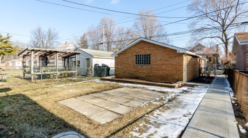 8455 Kingston Ave, Chicago IL 60617-1912 exterior