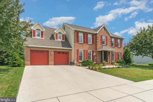 421 Dart Dr, Hanover, PA 17331-1386