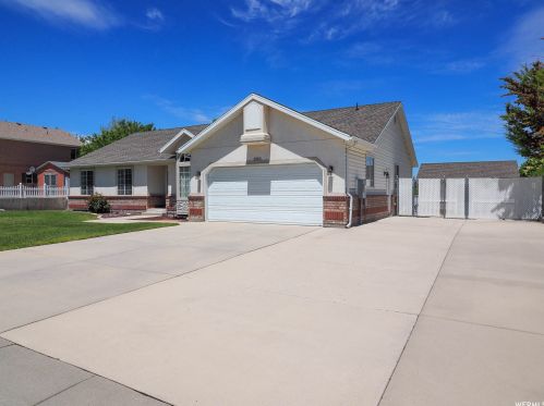 4662 8450, Taylorsville UT exterior