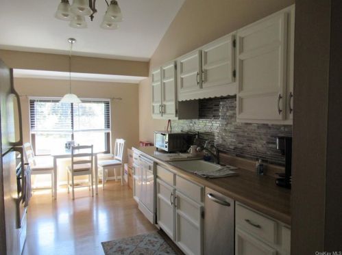 100 Sycamore Dr, Middletown NY 10940-5459 exterior