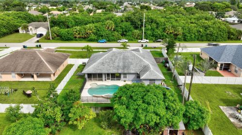 912 Paar Dr, Fort Pierce FL 34953-5623 exterior