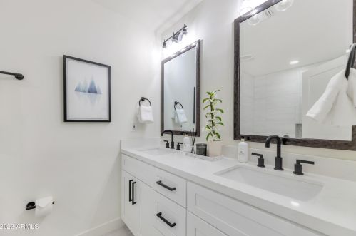 9052 29th St, Phoenix AZ  85028-5302 exterior