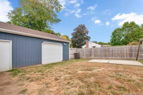 21 Betty Rd, Enfield CT 06082-2624 exterior