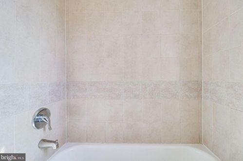 2701 Farmington Dr, Alexandria VA 22303-1315 exterior