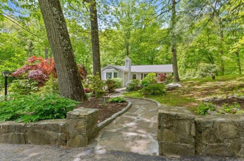 1 Elizabeth Pl, Armonk NY 10504-1428 exterior