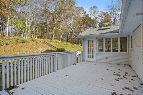 39 Tra Mart Dr, Uncasville CT  06382-1115 exterior