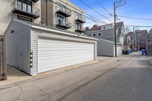 835 Roscoe St, Chicago IL 60657-2697 exterior