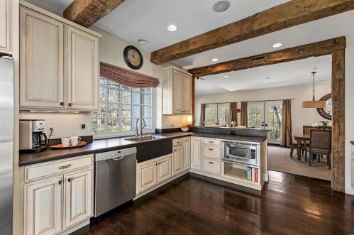 2332 Divot Dr, Saint Louis, MO 63131-3240