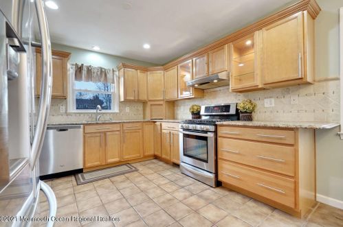 46 Brookside Rd, Edison NJ 08817-4618 exterior