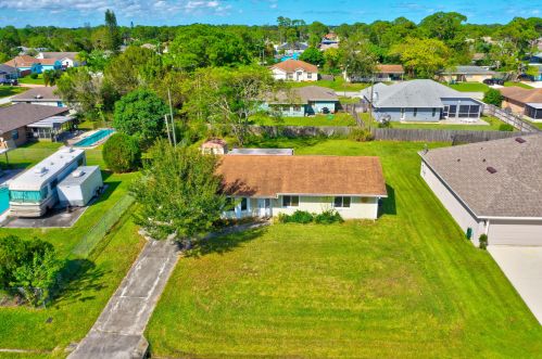 581 Ferris Dr, Fort Pierce FL 34983-8631 exterior