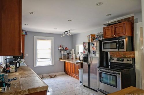 59 Avon St, Milford CT 06461-4003 exterior