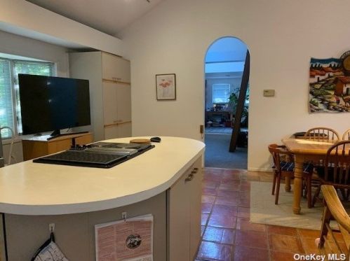 372 Old Country Rd, Huntington Station NY 11747-2013 exterior