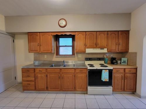 1213 4th Ave, Moon Twp PA 15108-1617 exterior