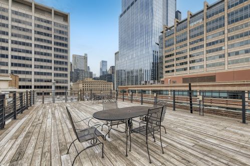 420 Clinton St, Chicago IL 60607-3803 exterior