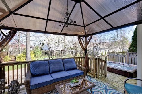 31 Acorn Dr, Windsor Locks CT 06096-1224 exterior