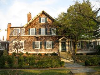 2 Newlands St, Bethesda MD  20815-4214 exterior