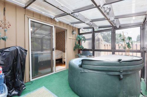 21 Lindenwoods Rd, Norwalk CT 06851-1507 exterior