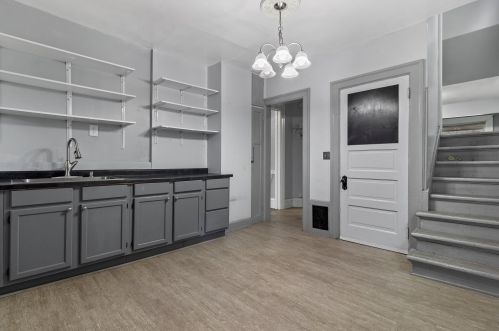 2806 Holton St, Milwaukee, WI 53212-2522