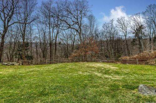 5 Fox Run, Armonk NY 10504-1011 exterior