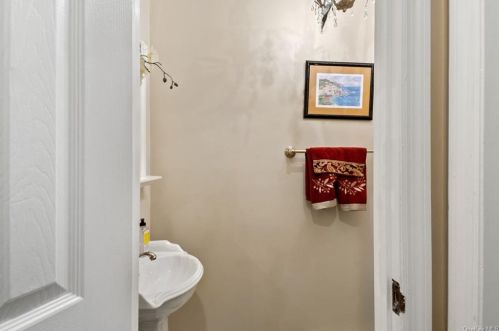 74 Leroy Ave, Valhalla NY 10595-1437 exterior