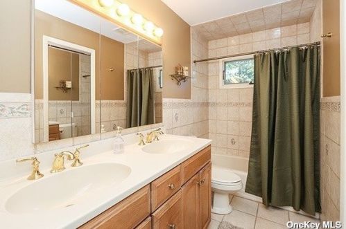 12 Evans Ct, Huntington Station NY exterior