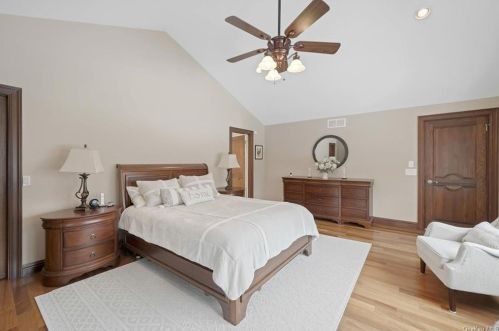 40 Cox Ave, Armonk NY 10504-2016 exterior