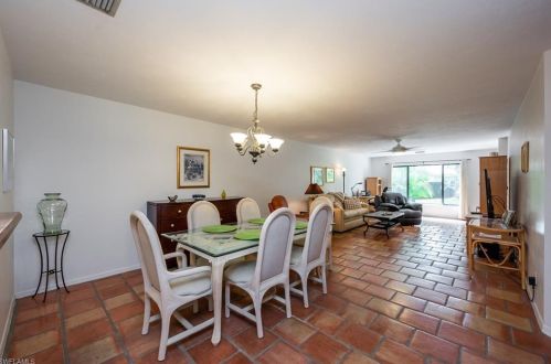 505 Courtside Dr, Naples FL 34105-7170 exterior