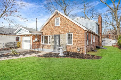 61 Hale Rd, Babylon, NY 11703-4507