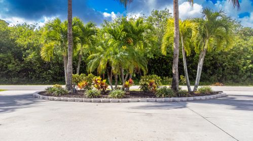 2471 Shell Ave, Fort Pierce FL  34952-6857 exterior