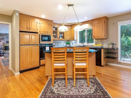 1 Essex Ct, Farmington CT 06032-1433 exterior