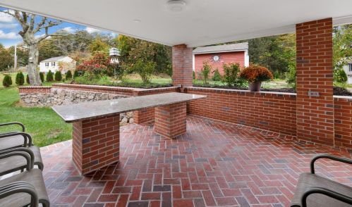 221 Main St, Seabrook NH 03874-4619 exterior