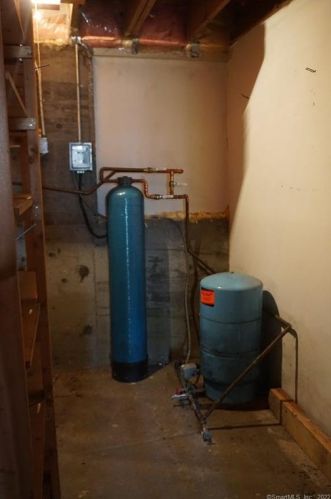 326 Elm St, Deep River CT 06417-1615 exterior