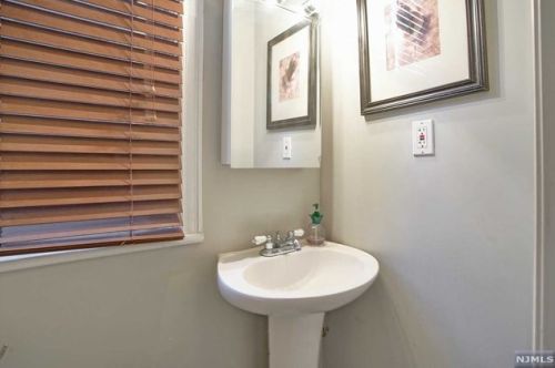 593 Gregory Ave, Union City NJ 07086-5878 exterior