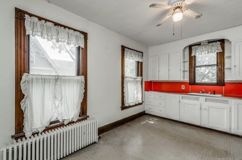 40 Bloomfield Ave, Windsor CT 06095-2303 exterior