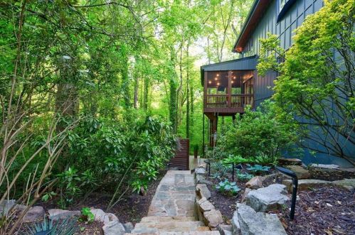 620 Colebrook Ct, Atlanta GA  30327-4710 exterior