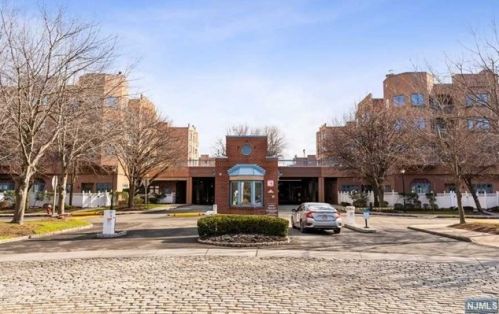 313 Williams Ct, Edgewater, NJ 07020-1613