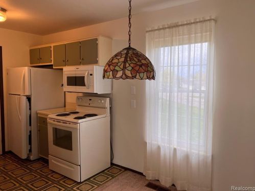 39623 Vlg Wood Ln, Novi MI 48375-4554 exterior