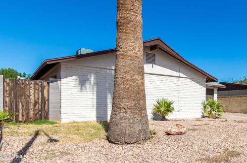 3340 Desert Cv Ave, Phoenix AZ 85028-3514 exterior