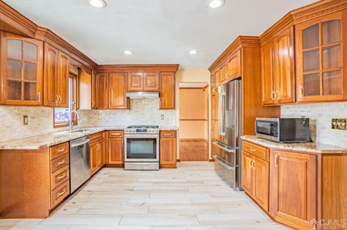 35 Sandalwood Dr, Edison NJ 08820-1249 exterior